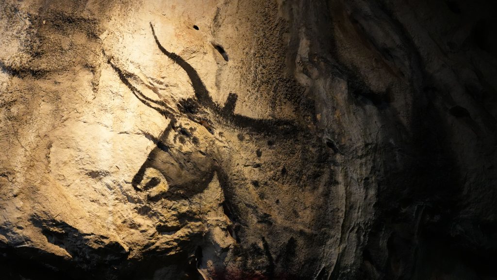 artpreneure.de - Kunstepochen -Nahaufnahme eines Gemäldes an einer Wand in der Höhle, ein gehörntes Tier.
