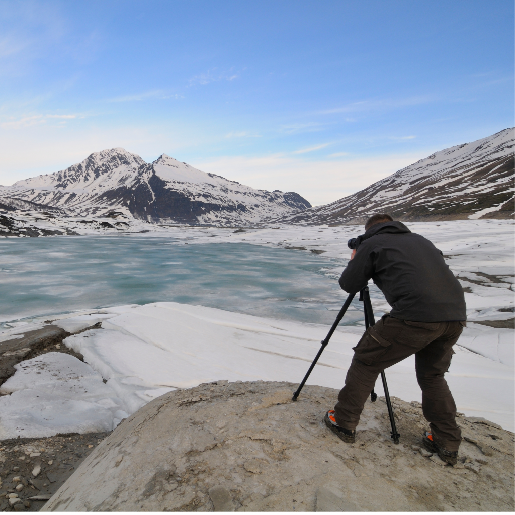 Titelbild zum Artikel "Landschaftsfotograf". Zu sehen ist ein Fotograf in der Antarktis beim Fotografieren