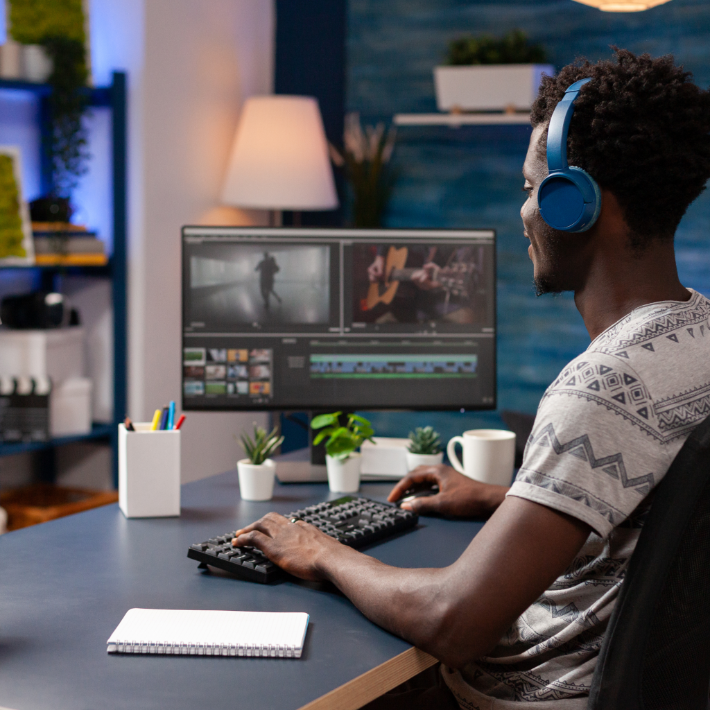 Titelbild des Artikels - Visual Effects (VFX) Artist. Zu sehen ist ein Mann vor seinem Rechner arbeitend.