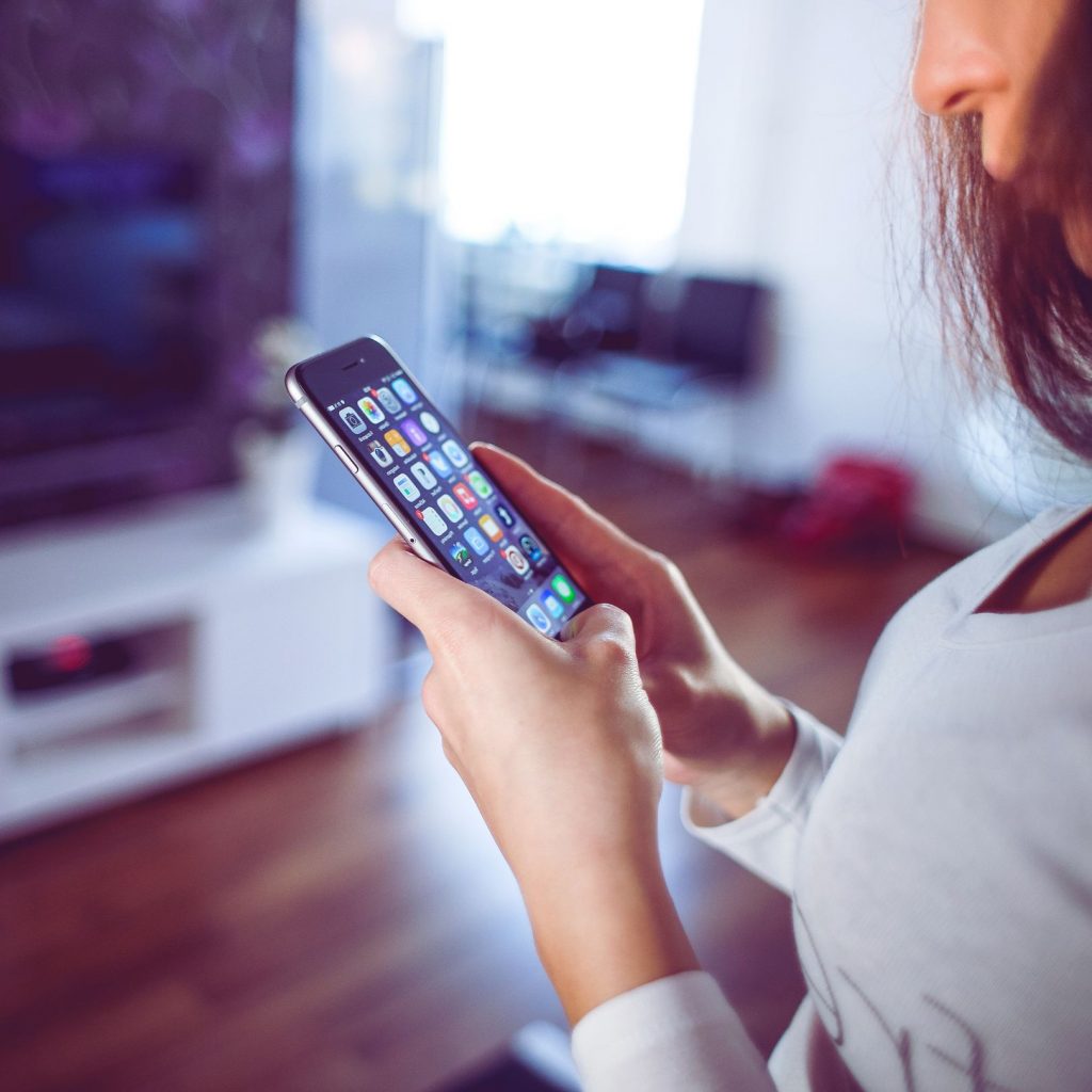 Home 67 Kontakte managen: So wachsen Künstler-Netzwerke. Auf dem Bild ist ein Frau zu sehen, die jemanden über ihr Handy kontaktiert.